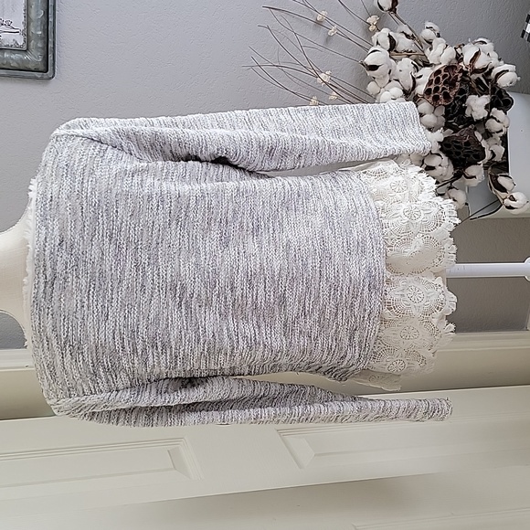 Sweatshirt with lace hem - Picture 4 of 6